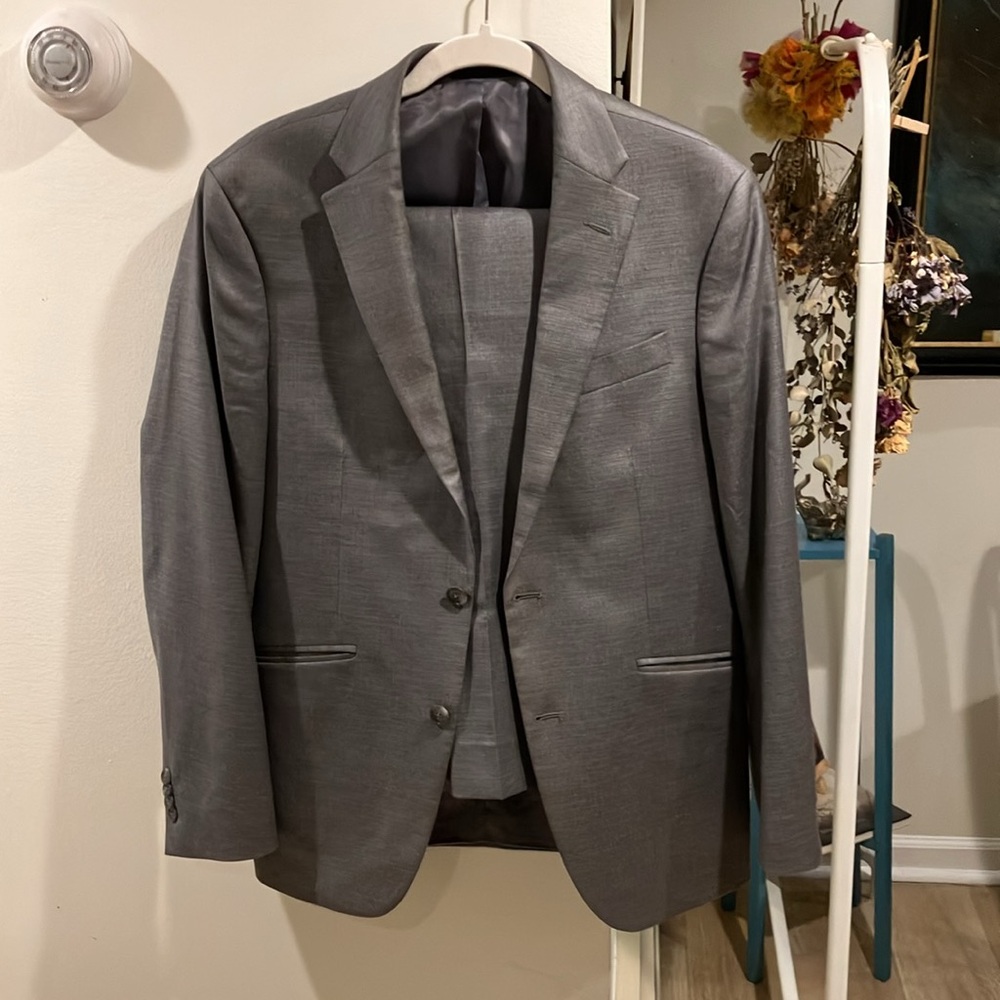 Men’s Grey Suit - Kenneth Cole Reaction - 38 R, 31 W - Excellent Condition